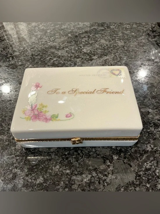 Heirloom Porcelain 'To a Special Friend' Music Box - Picture 5 of 5